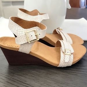 VIONIC  Laurie White Wedge Sandals Sz 6W